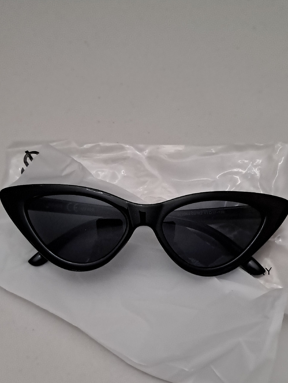 Sojos Women’s Black Cat-Eye Polarized Sunglasses UV 400